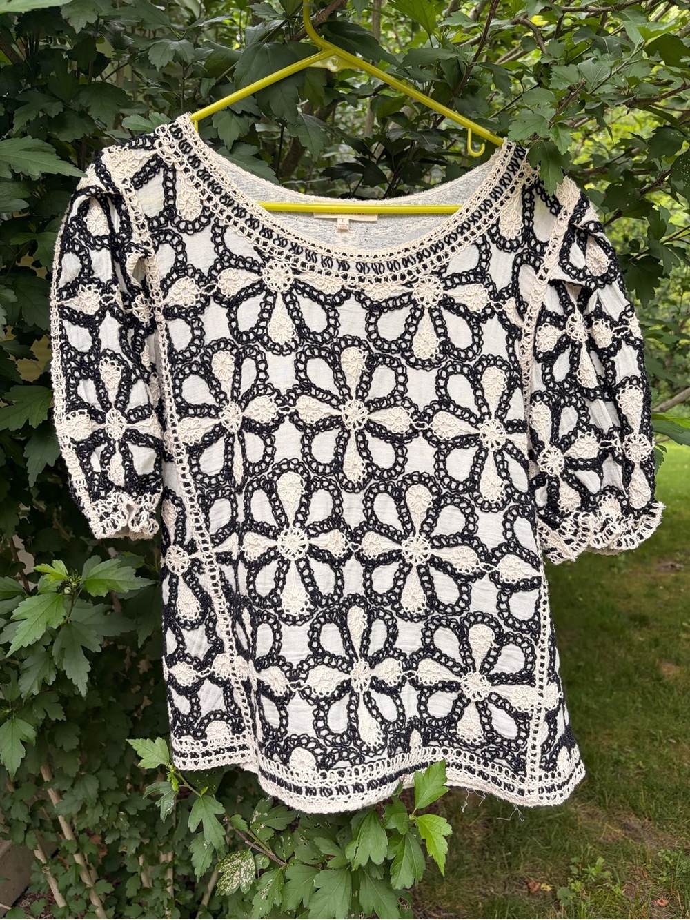 Solitaire Black and Cream Crochet Floral Shell Top